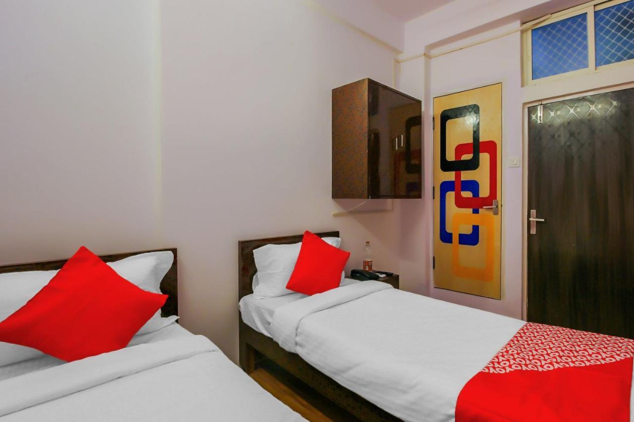 Oyo 17168 Hz Lodge Hyderabad Exterior foto