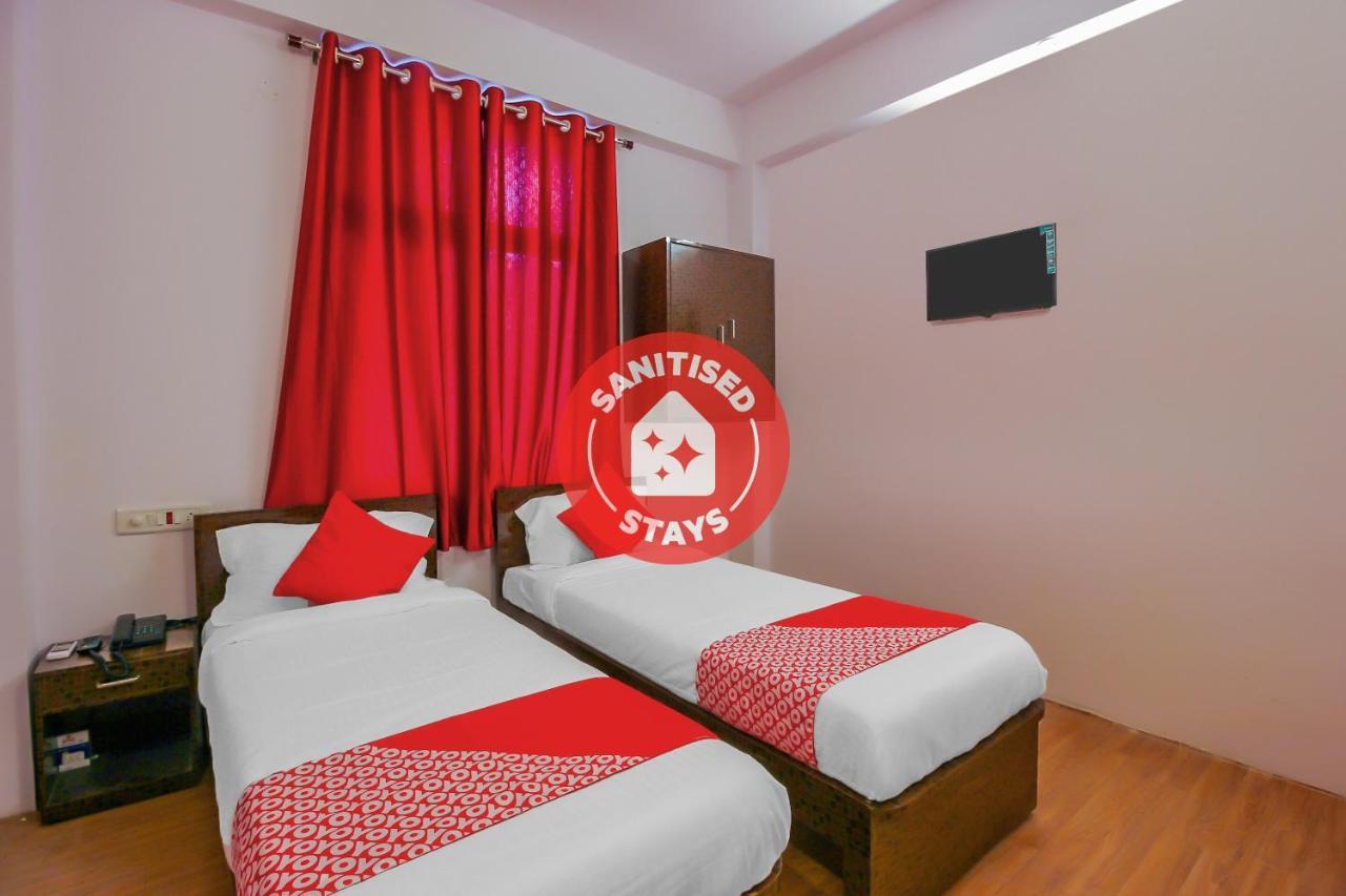 Oyo 17168 Hz Lodge Hyderabad Exterior foto
